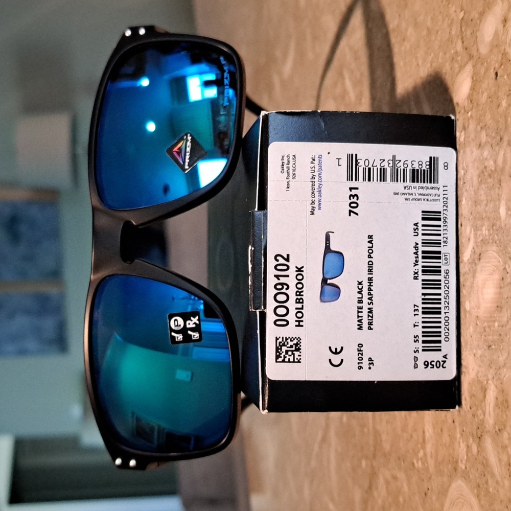 Men's Oakley sunglasses, black w/polarized lenses.